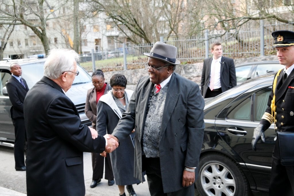 Namibian persidentti Pohambaa vastaanottamassa Lähetyskirkkoon 2013